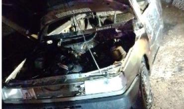 Un auto se incendió en plena Ruta 38 y quedó completamente destruido