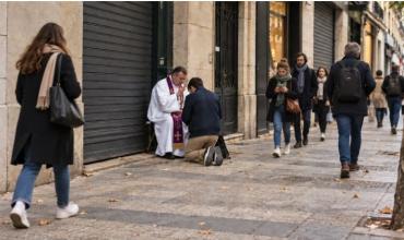La escena que sorprende en Paris: personas piden confesiones a sacerdotes en la calle