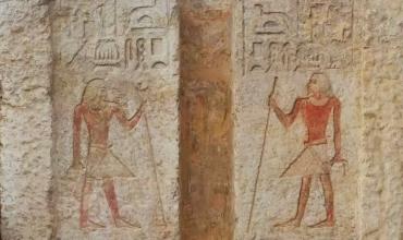 Detrás de una puerta falsa, hallan en Egipto la tumba del guardián de los secretos del faraón