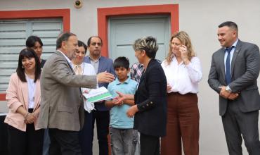 Ricardo Quintela entregó siete viviendas en Patquía y anunció asistencia para diez familias