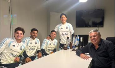 Antes del amistoso ante Bolivia, Chiqui Tapia publicó una foto con los nuevos referentes de la Selección: “Y la banda sigue”