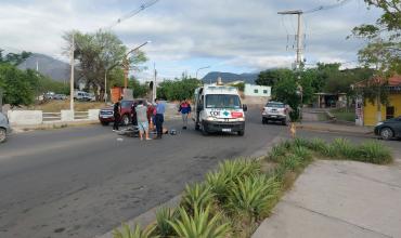 Un joven resultó herido tras un fuerte choque entre una moto y una camioneta