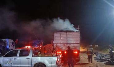 Principio de incendio en un camión que transportaba carbón por la Ruta 141
