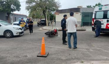 Fuerte choque entre un auto y una motocicleta: una mujer sufrió una fractura expuesta