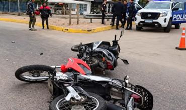 Dos motos chocaron en Avenida Santa Rosa y tres personas resultaron heridas