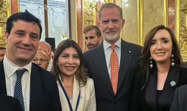 En medio de la gira de Milei por París, Victoria Villarruel se mostró junto al rey de España