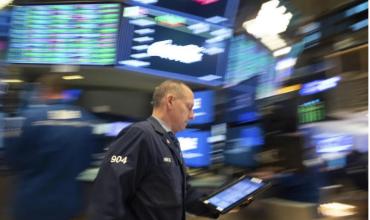 El riesgo país llegó a 636 puntos, mientras el dólar escaló a $1.545, con acciones y bonos en caída
