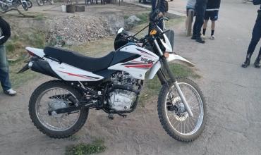 Una mujer embarazada resultó herida al ser embestida por un auto cuando esperaba para ingresar a una rotonda