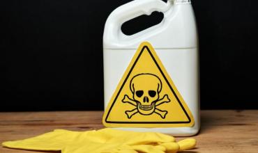 Tras la muerte de una mujer mientras limpiaba, el toxicólogo Moreira advirtió sobre el peligro de mezclar productos