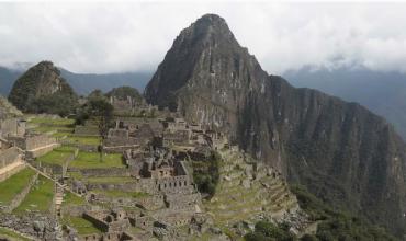 Preocupación en Perú por un incendio forestal que dejó un muerto y amenaza con cortar un acceso a Machu Picchu