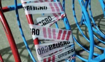 Rescataron a un niño que quedó atrapado   con la cabeza entre los barrotes de un juego en el Parque de la Familia