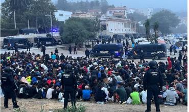 La Policía comienza a desalojar la playa del Trampolín, el asentamiento improvisado donde miles de migrantes viven desde la entrada masiva a Ceuta