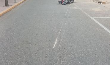 Un motociclista de 21 años fue trasladado al hospital tras caer en la calle Copiapó