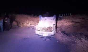 Un auto volcó en el ingreso al aeropuerto Capitán Almandos Almonacid: el conductor dijo que miró el GPS y perdió el control