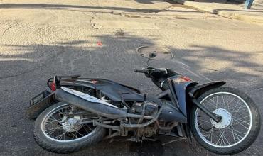 Dos motos chocaron en pleno centro y una conductora fue trasladada al hospital