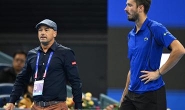 Insólito: Daniil Medvedev le pegó un pelotazo en la cara a un espectador y fue descalificado de la semifinal del ATP Beijing ante Djokovic