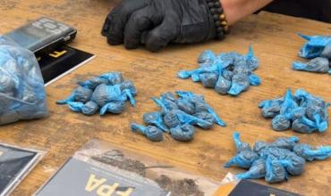 “Ma, ¿las bolsitas las dejo cortadas?”: condenaron a una mujer por vender drogas con su hija de 12 años