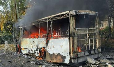 Mortal ataque de Rusia a dos ómnibuses civiles en Ucrania: hay 33 muertos