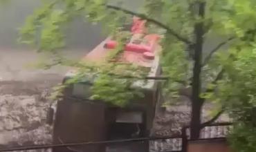 Impactante aluvión en Chile: un torrente de agua y barro arrastró autos y un colectivo
