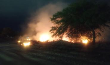 Bomberos sofocaron una quema de pastizales en un descampado del barrio San Nicolás
