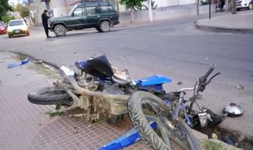 Un motociclista sufrió lesiones graves tras chocar con una camioneta en Chilecito