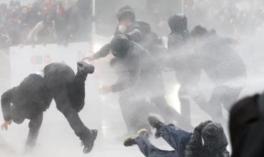 Disturbios en Bruselas: jóvenes y policías se enfrentan en la jornada de huelga nacional contra el ajuste