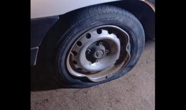 Un bache en la Ruta 141 provocó importantes daños en los neumáticos de una camioneta cerca de Chepes
