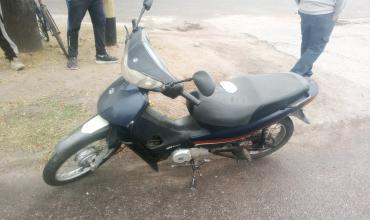 Una joven de 25 años cayó de su moto en una rotonda y sufrió escoriaciones leves