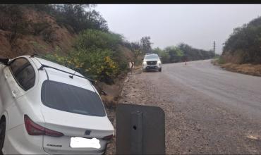Un auto con tres ocupantes de Andalgalá cayó a una zanja en la Ruta Provincial 9 cuando el conductor se habría dormido