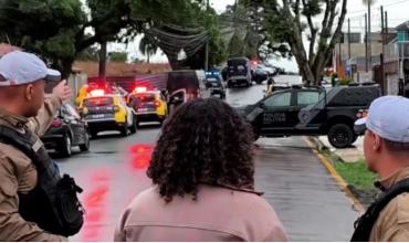 Brasil: un hombre tomó de rehenes a 13 nenes en un jardín de infantes, amenazó con prender fuego el lugar y la policía lo mató
