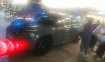 Una mujer de 54 años perdió el control de su auto al estacionar y terminó sobre el espacio verde de la plaza principal de Chilecito