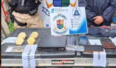 Caleta Olivia:  buscaban a un hombre desaparecido y encontraron cuatro lingotes de oro escondidos en el tanque de un inodoro
