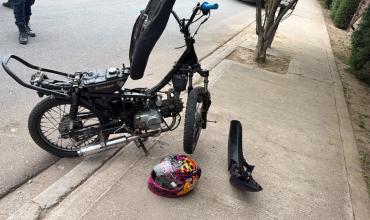 Dos jóvenes sufrieron politraumatismo tras perder el control de su moto y chocar contra un árbol en el pasaje San Antonio