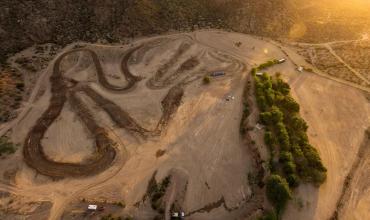 Dos competidores del Campeonato Argentino de motocross fueron atendidos en Chilecito tras caer en plena carrera: uno tiene fracturas y contusión pulmonar