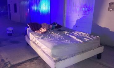 Desalojó a un inquilino y dejó sus pertenencias abandonadas en la vereda del barrio Santa Catalina