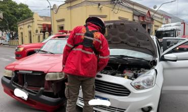 Fuerte choque entre dos autos en Rivadavia y San Martín: un niño de 9 años viajaba en uno y todos salieron ilesos