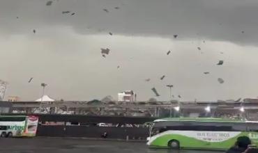 Chile declaró alerta roja por el temporal en Santiago: volaron partes del techo de una terminal de ómnibus