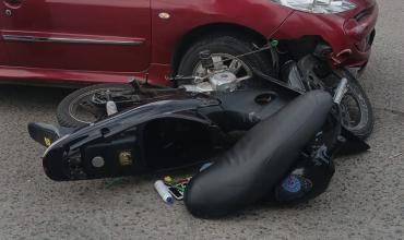 Un motociclista sufrió una fractura nasal tras un choque en un barrio riojano 
