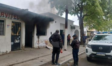 Incendio en una vivienda abandonada que linda con un hogar para adultos mayores