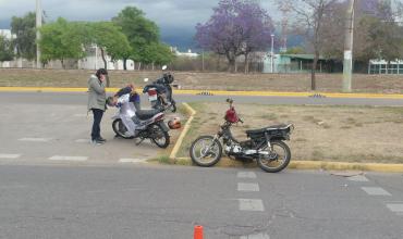 Choque entre dos motos en avenida 2 de Abril: una mujer y sus dos hijos menores fueron hospitalizados
