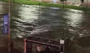 Turquía bajo agua: los impactantes videos de autos arrastrados y rescates en el temporal de Estambul