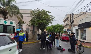 Choque entre un auto y una moto en calles  Santa Fe y Buenos Aires: una nena de 5 años cayó y fue asistida