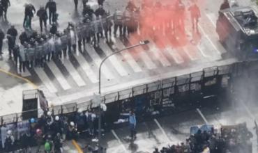 Marcha Federal Universitaria: manifestantes rompen veredas y la Policía avanza en el Congreso