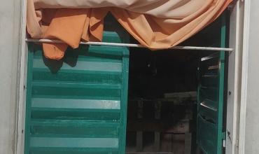 Un ladrón con capucha entró por una ventana a una casa en Chilecito y se llevó una garrafa mientras las hijas de la dueña estaban adentro