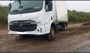 Un camión derrapó en la Ruta Provincial 31, cerca de la escuela de Los Barrialitos: el conductor no sufrió lesiones