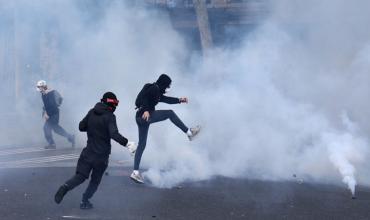 Arde París: ya hay 272 detenidos por los graves disturbios en las protestas contra Macron