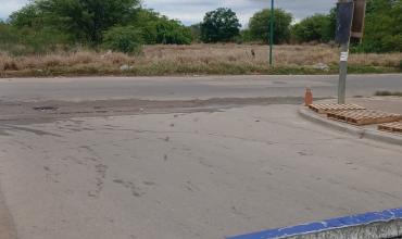 Choque entre dos motos en el Barrio Argentino: uno de los conductores se dio a la fuga y el otro fue trasladado con dolor en la rodilla