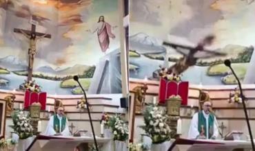 Conmoción en Ecuador: un sacerdote murió aplastado por una cruz mientras celebraba una misa