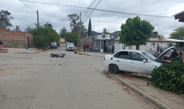 Choque entre un auto y una moto en Chilecito: una mujer quedó internada en terapia intensiva y tres menores resultaron heridos