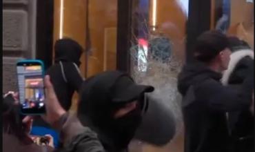 Milán bajo fuego por las violentas protestas: destrozos, saqueos y más de 60 detenidos